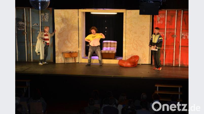 Bei der Ladies Night in der Stadthalle kreischten die Frauen angesichts der gezeigten Striptease-Show. Bild: dob