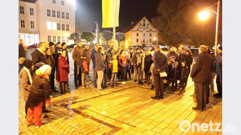 Vor der Basilika begrüßte Pfarrer Thomas Vogl die Besucher, die zum Angebot &quot;Halloween das Original&quot; gekommen waren. Bild: Monika Demmer/exb