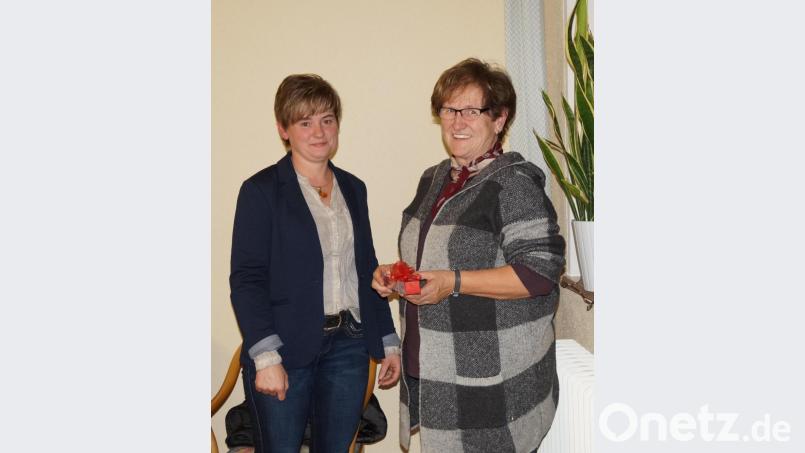 Bürgermeisterin Sonja Meier (links) beglückwünschte Maria Baumer zur Auszeichnung mit der Kommunalen Verdienstmedaille in Bronze. Bild: weu