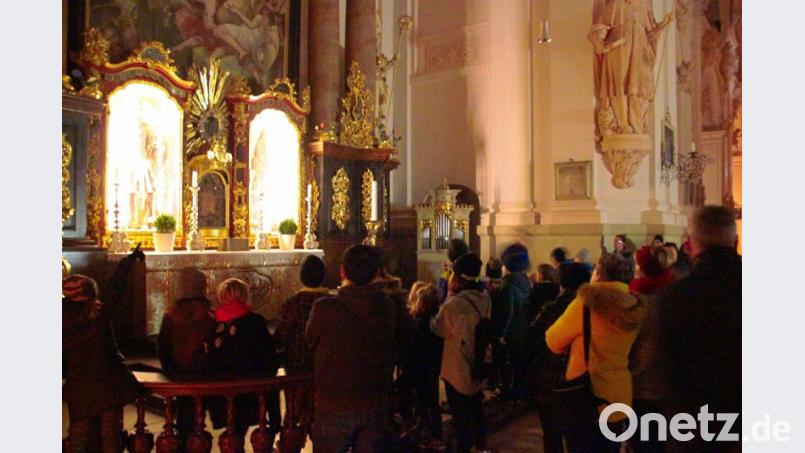Zum Fest Allerheiligen waren die Heiilgen Leiber in der Basilika besonders ausgeleuchtet. Bild: Monika Demmer/exb