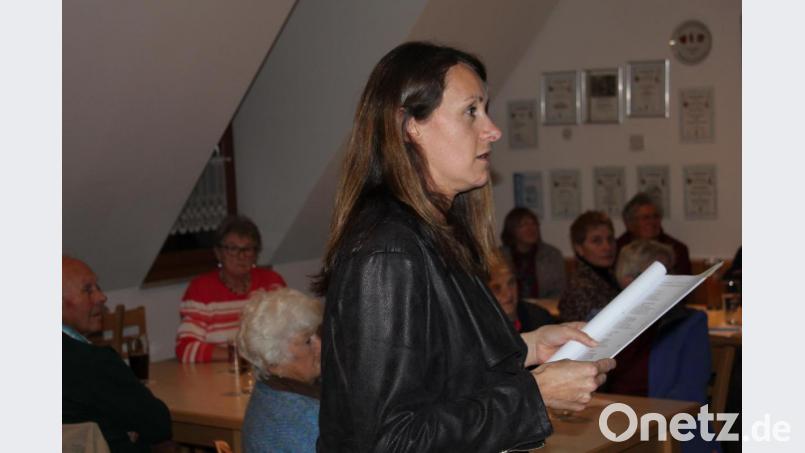 Geschäftsführerin Tanja Fromm trägt den Gesellschaftern den Geschäftsbericht 2018 des Dorfladen Utzenhofen vor. Bild: aun