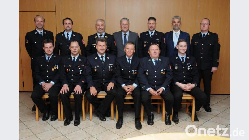 Die geehrten Feuerwehrleute (sitzend, von links): Michael Schmalzbauer, Thorsten Gradl, Konrad Scharl, Karl-Josef Spieß, Wolfgang Gräml und Thomas Sadlo. Im Hintergrund die Offiziellen. Bild: Hollederer Christine