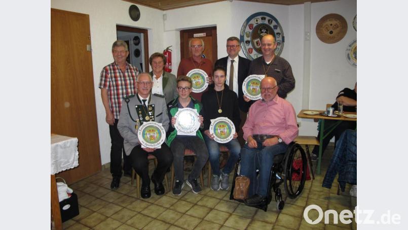 Bürgermeister Michael Göth (stehend, Zweiter von rechts), Vizepräsidentin Herta Zeiler (stehend, Zweite von links), die Turnierleiter Manfred Dütsch (rechts vorne) und Werner Fischer (links) sowie die Würdenträger (von links) Heinz-Peter Ertl, Matthias Stepper, Hermann Höfle und Fabian Siggelkow. Bild: mdh
