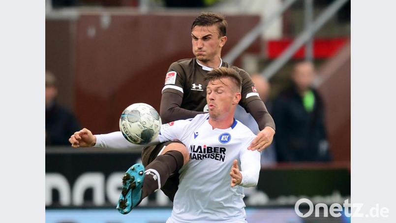Gegen den KSC gleich wieder voll im Geschäft: Philipp Ziereis (hinten) bei einem Zweikampf gegen Karlsruhes Marvin Pourie. Bild: Daniel Bockwoldt/dpa