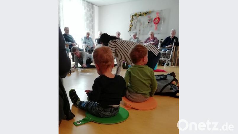 Die Buben und Mädchen der Kinderkrippe waren zu Besuch im Senioren-Servicehaus Neusorg. Bild: exb