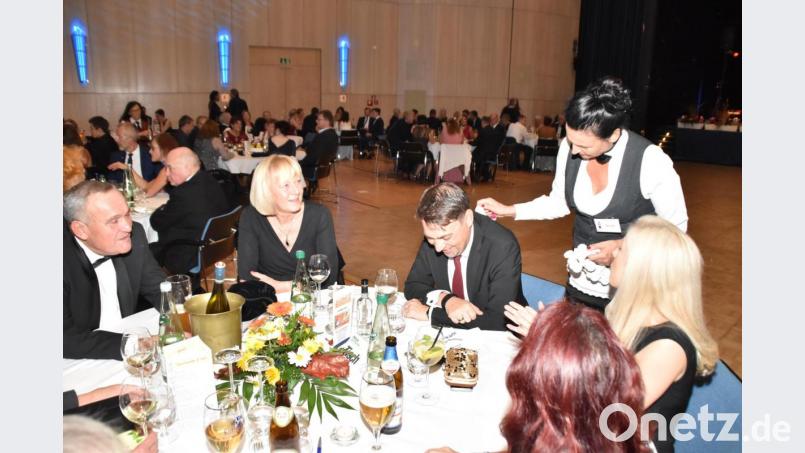 Rechtsanwalt Rouven Colbatz hat&#039;s im Rücken, meint eine &quot;Chaos- Kellnerin&quot; - und versucht die Verspannungen zu beheben. Bild: hcz