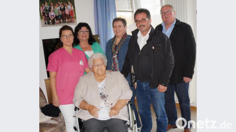 Bürgermeister Heinz Weigl (rechts) gratulierte zusammen mit Verwaltungsleiterin Michaela Mösbauer (dritte von rechts) und Stellvertretender Pflegedienstleiterin Anneliese Deyerl Kunigunde Dirscherl zum 85. Geburtstag. Auch Sohn Manfred Dirscherl und ihre Enkelin Stephanie Bauer (links) überbrachten Glückwünsche. Bild: weu