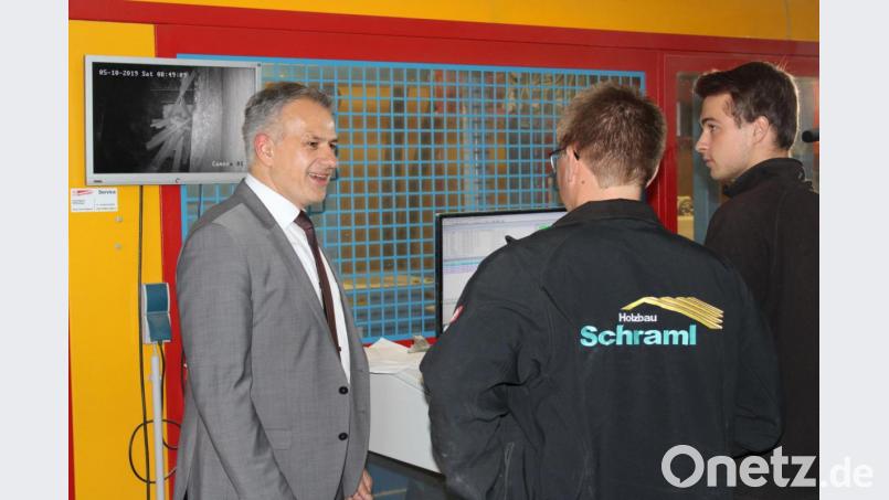 Roland Grillmeier blickt bei der Firma Holzbau Schraml hinter die Kulissen. Bild: ckl