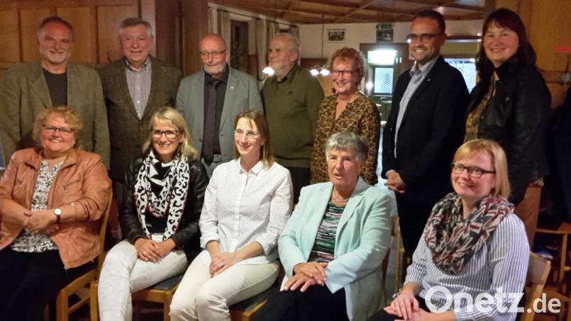 Die Geehrten: (sitzend, von links) Renate Sekura (45 Jahre Mitglied), Ute Stegmann (30), Tina Koschemann (25), Heide Kunstmann (60), Kreisvorsitzende Stefanie Löffler; (stehend, von links) Wolfgang Wessely (45), Martin Sekura (40), Wolfgang Prasse (50), Gerhard Pusch (50), Gisela Prüll (45), stellvertretender Bezirksvorsitzender Manuel Sennert und Karin Müller-Popp (30). Bild: exb