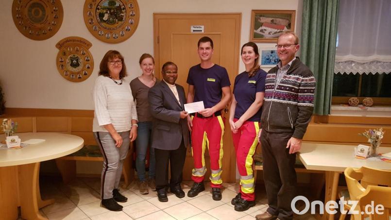 Pfarrgemeinderatssprecherin Gertraud Heinrich (von links), 2. Sprecherin Magdalena Biehler, Pfarrer Moses Gudapati, First-Responder-Teamleiter Tobias Hirn, Alexandra Baumgärtner und Kirchenpfleger Reinhard Biehler freuen sich. Bild: exb