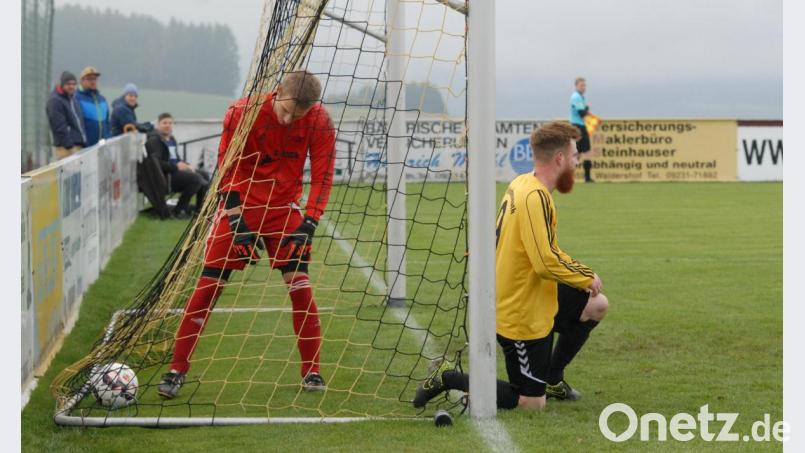 Torwart Leo Denk holt den Ball aus dem Kasten, Kapitän Bastian Popp kniet neben dem Pfosten: Beim ersten Gegentor waren sich beide nicht einig und der Ball kullerte ins Tor. Am Ende zog der FC Tirschenreuth beim SV Poppenreuth klar mit 1:5 den Kürzeren. Bild: gb