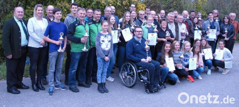 Pokale und Urkunden erhielten die erfolgreichen Teilnehmer bei den Mannschaftswettbewerben der Landkreismeisterschaften. Bild: mdh