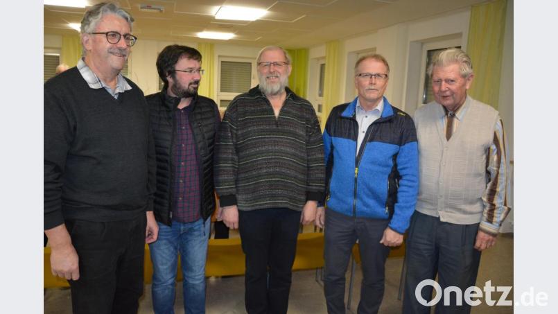 Mitglieder des Historischen Arbeitskreises Konnersreuth, die bei der Präsentation eigene Aufnahmen aus vergangenen Jahrzehnten zeigten. Mit dabei waren (von links) Reinhard Betzl, Robert Weiß, Pfarrseelsorger Pater Benedikt Leitmayr, Bürgermeister Max Bindl und Kreisheimatpfleger Robert Treml. Bild: jr