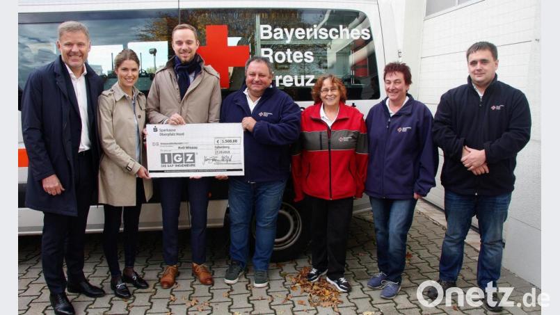 Ausgestellt war der symbolische Scheck auf 1 500 Euro. Der Betrag wurde noch während des Treffens spontan verdoppelt. Übergeben wurde die Spende von Hans Zrenner, Katharina Zrenner und Philipp Gropengießer an die Vertreter des BRK Wiesau, Robert Wolfrum, Petra Meierl, Conny Klarner und Marco Steininger (von links). Bild: wro