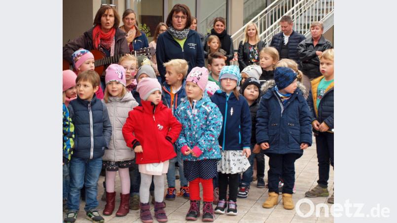Von Erzieherin Inge Rogenhofer auf der Gitarre begleitet, sangen die Kinder den Gästen beim Tag der offenen Tür zur Begrüßung ein Lied. Bild: sön