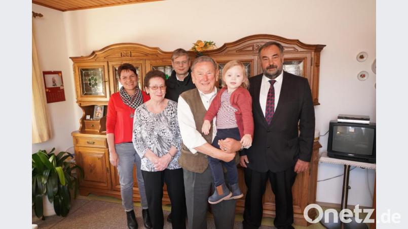 Erwin Bock (vorne Mitte) feiert mit Ehefrau Christl (Zweite von links) seinen 85. Geburtstag. Bild: fvo