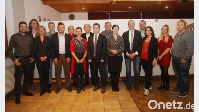 Zuversichtlich gehen die Stadtratskandidaten der SPD mit Spitzenkandidatin Karin Frankerl an der Spitze in den Kommunalwahlkampf.. Bild: Hirsch