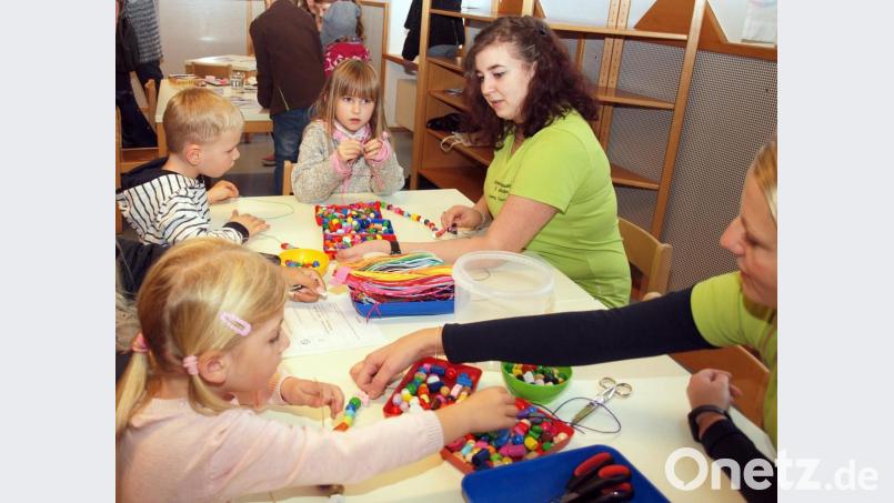 Die Kinder waren voll bei der Sache, sie bastelten tolle Ketten und Armbänder. Bild: sön