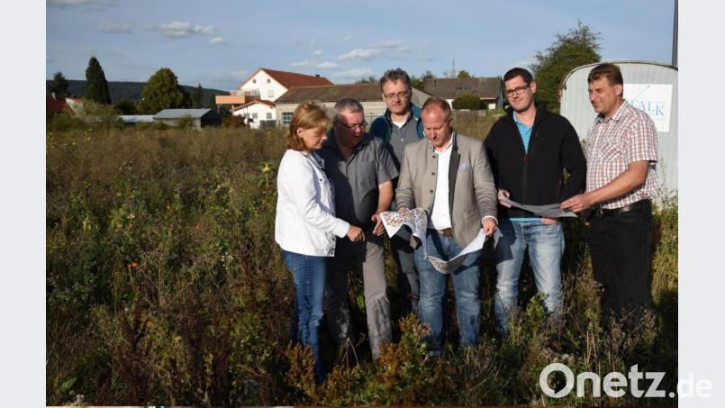 Die CSU-Fraktion macht sich ein Bild vom neuen Baugebiet (von links): Fraktionsvorsitzende Elisabeth Kraus, Bürgermeister Sepp Reindl, Markus Nagler, Bürgermeisterkandidat Marcus Eichenmüller, Christian Müller und Thomas Sehr. Bild: nag