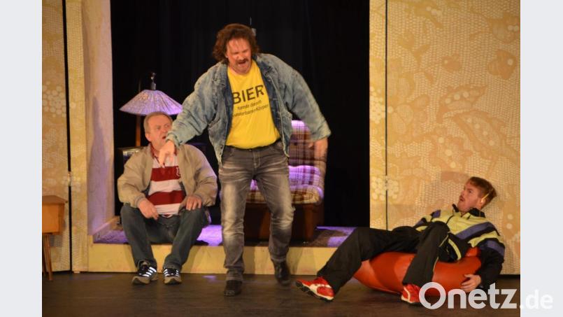 Noch sind sie in Übung, aber bald fallen die Hüllen. Bei der Ladies Night in der Stadthalle kreischten die Frauen angesichts der gezeigten Striptease-Show. Bild: dob