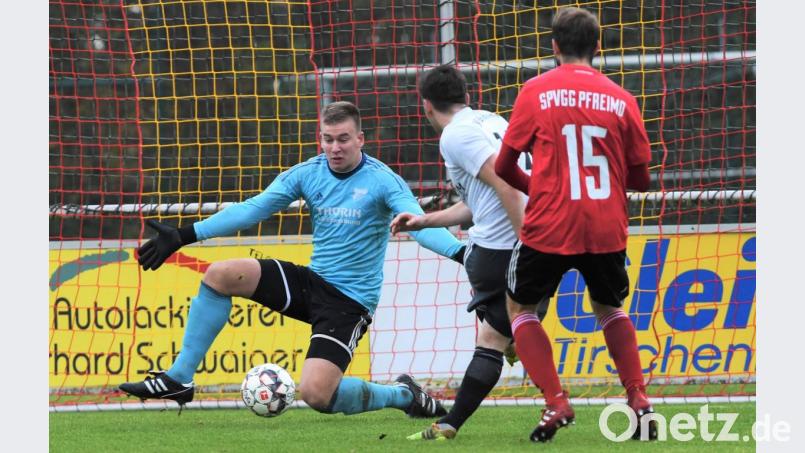 Torjäger mit Auge: Grafenwöhrs Patryk Bytomski (Mitte) brachte die SV Grafenwöhr gegen Pfreimds Keeper Michael Herrmann (links) und bedrängt von Maximilian Brunner mit 1:0 in Führung. Bild: btg