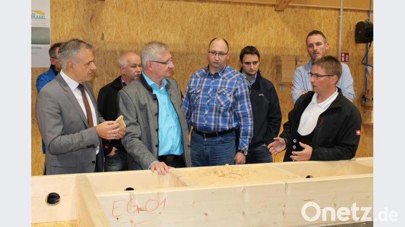 Roland Grillmeier (vorne links) und Johannes Reger (vorne, 2. von links) sind hautnah bei der Fertigung eines Bauteils dabei. Chef Thomas Schraml (vorne rechts) erklärt detailliert jeden Schritt. Bild: ckl