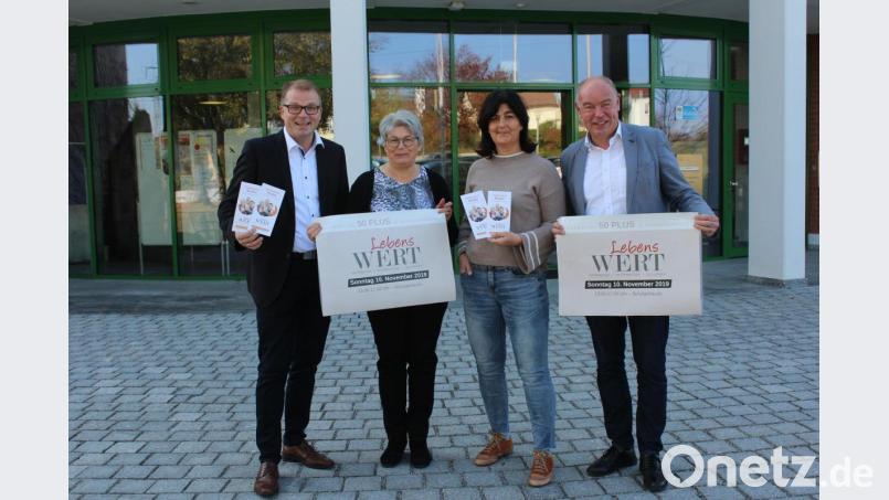 Die Organisatoren und Akteure der Aktion (von links): Moderator Martin Meier, Johanna Fruth von der Dorfgemeinschaft Moos, die die Verpflegung übernimmt, Monika Paintner und Bürgermeister Roland Strehl. Bild: Thomas Wiedenbauer