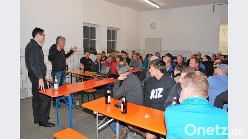 Die Floriansjünger der Gemeinde Freudenberg eignen sich Wissen zum Verhalten bei Flächenbränden an. Es informieren (von links) Kreisbrandmeister Armin Daubenmerkl und Norbert Weiß, Kommandant der FFW Immenstetten. Bild: sche