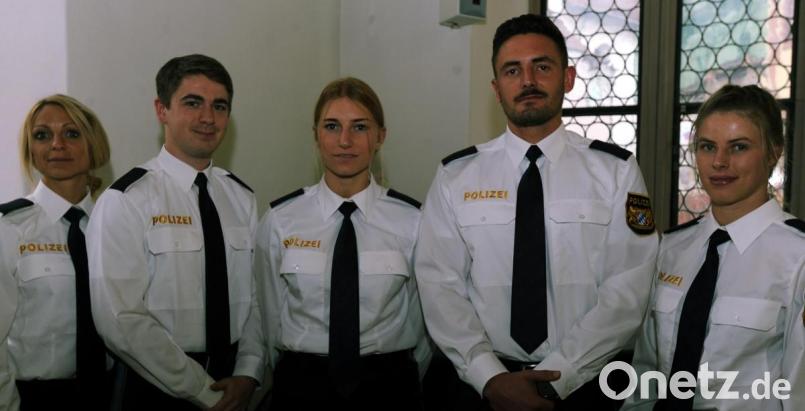 Warum zur Polizei? Warum sie sich für eine Polizeiausbildung entschieden haben, dazu äußerten sich (von links) Lisa-Marie Nürmberger, Till Pumm, Lena Zientek, Patrick Steinberger und Cheyenne Siegemund. Letztere geht von einer vielseitigen Ausbildung aus, ist von Seiten der Eltern, beide Polizisten, vorbelastet, wurde aber nicht gedrängt, sondern hat sich selbst entschieden. Mit dem qualifizierenden Hauptabschulabschluss lernte Patrick Steinberger Gleisbauer, war auch einige Jahre im Beruf tätig, aber erhofft sich bei der Bepo eine abwechslungsreiche Ausbildung. Lena Zientek verwirklicht sich ihren Kindheitstraum. Groß- und Außenhandelskaufmann war doch nichts für Till Pumm, auch Zeitsoldat war nicht der Idealberuf, aber als Polizist geht der Norddeutsche von einem vielfältigen Arbeitsfeld aus. Als studierte Wirtschaftsjuristin war Lisa-Marie Nürmberger drei Jahre bei der Regierung von Oberfranken, hatte dabei häufig Kontakt mit der Polizei und will noch einmal von vorne anfangen. Bild: gf