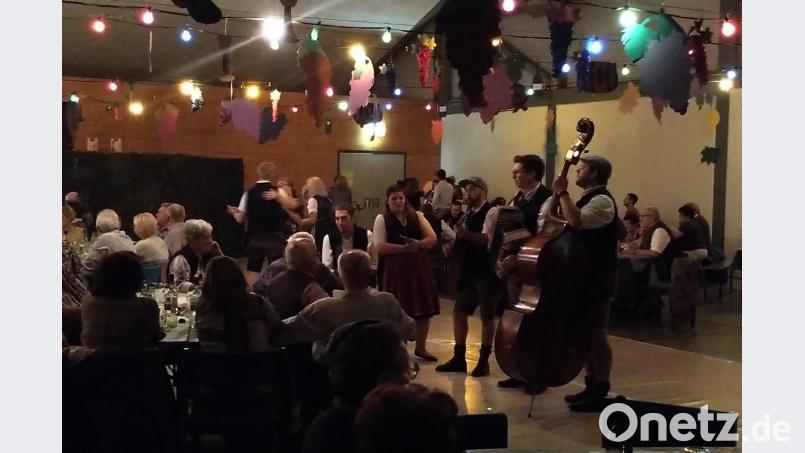 Die Gruppe „Wos woiß i“ unterhielt beim Weinfest in der Birgland-Halle. Bild: Norbert Nagelschmidt