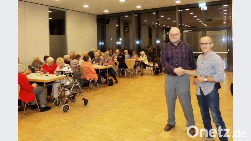 Projektleiter Roland Lochner (links) beim Lichtbildervortrag mit Siegfried Steinkohl (rechts). Bild: njn