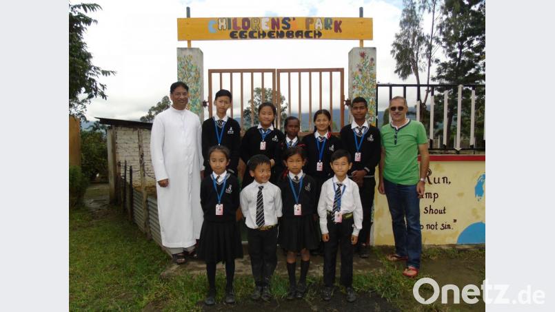 Hans Rupprecht (rechts) mit einem Teil der Schulgeld-Patenkinder vor dem &quot;Childrens&#039;s Park Eschenbach&quot; im Nagaland. Bild: rn