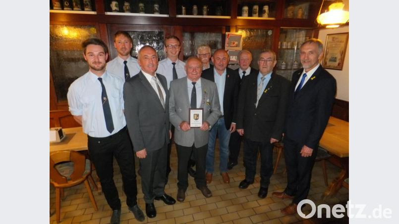 Zur besonderen Auszeichnung für Erich Kelsch (Mitte) gratulierten 2. SRK-Vorsitzender Christian Gäck, Kassier Andreas Eckl, Werner Gebhard, Schriftführer Christian Daubenmerkl (von links) sowie Bertram Gebhard, Gerhard Lindthaler, Patenchef Florian Gleich, Georg Götz und Patenchef Franz Kölbl (von rechts). Bild: ibj