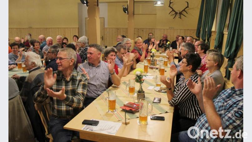 Das Publikum ist begeistert, klatscht, schunkelt und am Ende gibt es stehende Ovationen. Bild: Schönberger, Ferdinand [fsb]