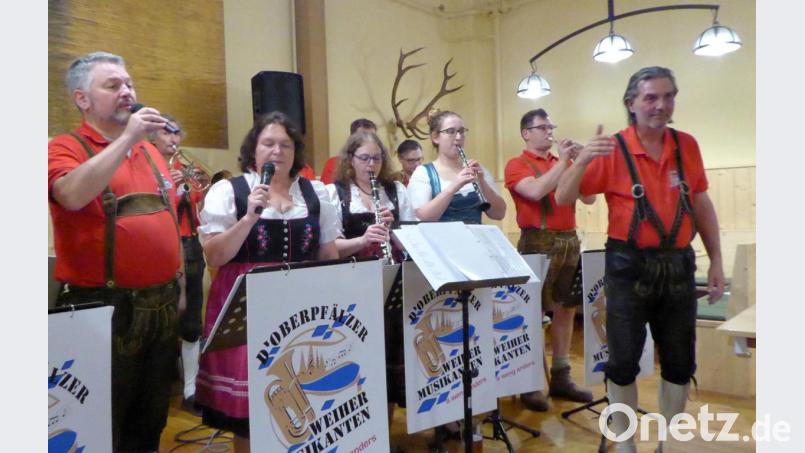 Unterstützung mit Gesang durch Moderatorin Brigitte Beer und Hornist Harald Faltenbacher. Bild: Schönberger, Ferdinand [fsb]