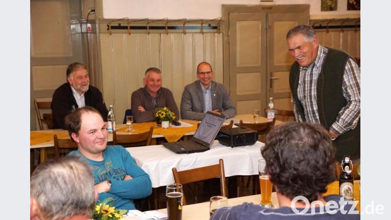 Kreisversammlung BBV Tirschenreuth: Michael Hautmann (1.v.r.) war bei seiner Begrüßung nicht immer zum Lachen. Viel zu ernst und schwierig ist die Lage der Landwirte. Sitzend auf der gegenüberliegenden Bank v.l. Kreisgeschäftsführer Ulrich Härtl, stellvertretender Kreisobmann Martin Härtl und Kreisobmann Ely Eibisch. Bild: Picasa