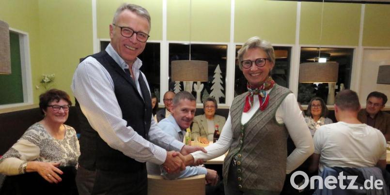 Bei der &quot;MuT&quot;-Jahreshauptversammlung bedankte sich Bürgermeister Franz Stahl bei Vorsitzender Theodora Kupke herzlich für das große Engagement des Vereins. Bild: ubb