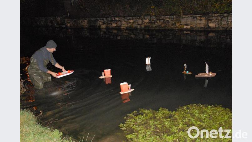 Florian Schmidt von der Feuerwehr Schmidmühlen schickt die Schiffchen auf große Fahrt. Bild: pop