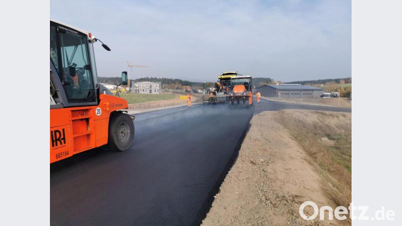 Zügig bringt die Teermaschine den Aspahlt auf und die Walzen erledigen den Rest. Bild: gz