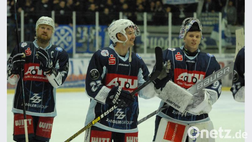 Am Freitag (Szene) freuten sich die Blue Devils (von links Ralf Herbst, Chase Clayton und Daniel Filimonow) über den 3:2-Sieg nach Penaltyschießen gegen die Starbulls Rosenheim. Am Sonntag legten die Weidener in Höchstadt einen 5:2-Erfolg nach. Bild: gb