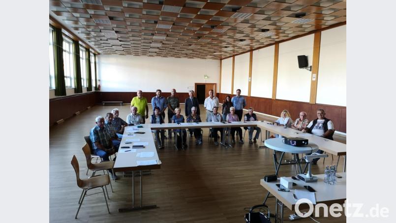 Die Teilnehmer der Auftaktveranstaltung &quot;Handy kann jede(r)&quot; mit dem 1. Bürgermeister Lothar Müller, Dr. Klaus Zeitler, dem Seniorenbeauftragten Herr Grießhammer sowie den Dozenten Herr Schwerdtfeger und Herr Block. Bild: Marktgemeinde Plößberg/exb