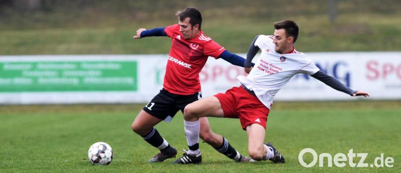 Synchrongrätschen um den Ball zwischen Kirchenthumbachs Manuel Fraunholz (links.) und Kilian Raab von der SpVgg Vohenstrauß. Der Spitzenreiter der Kreisliga Nord behauptete sich im Topspiel klar mit 4:1. Bild: btg