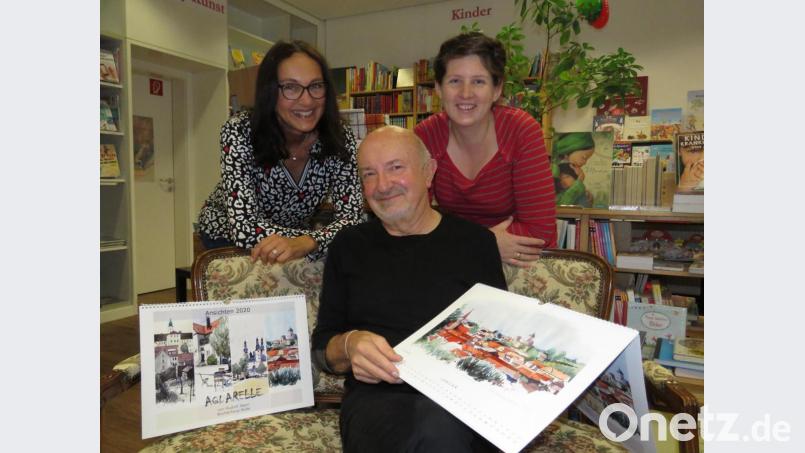 Aquarellmaler Rudolf Jäger präsentierte in diesen Tagen seinen neuen Kunstkalender. Die Buchhändlerinnen, Annette Helgert und Stefanie Teicher (von links) von der Buchhandlung Rode freuen sich wieder auf viele Abnehmer des schönen Kalendariums. Bild: ubb
