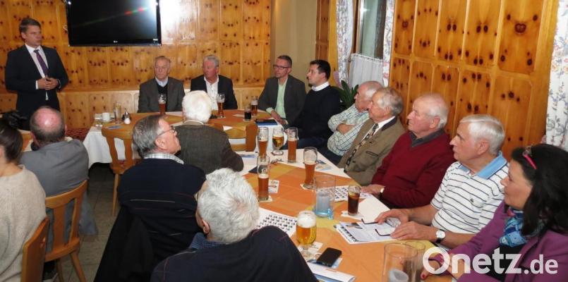 Eine solide Haushaltpolitik und eine florierende Wirtschaft sieht OB-Kandidat Benjamin Zeitler (stehend) als Erfolgsrezept für Weidens Zukunft. Bild: Dobmeier
