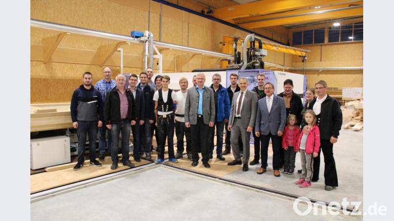 Einen spannenden Einblick in die Fertigung von Holzhäusern bekamen die Mitglieder der CSU mit Bürgermeisterkandidat Johannes Reger und Landratskandidat Roland Grillmeier bei der Firma Holzbau Schraml in Erbendorf. Bild: ckl