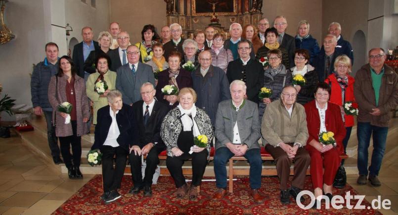 In der Kirche stellten sich die Ehejubilare zum Erinnerungsfoto auf. Verbunden war der Tag mit einem Kirchenzug und einem anschließenden Gottesdienst. Nach der Messe wurde im Pfarrzentrum gemeinsam gefeiert. Bild: wro