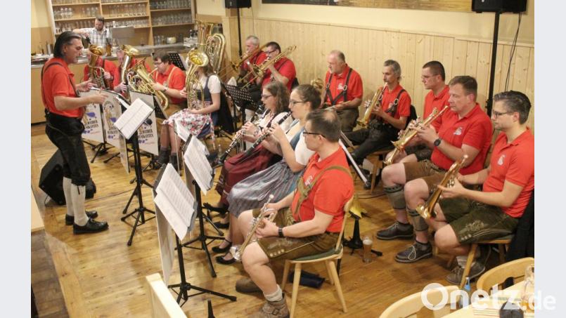 Die „Oberpfälzer Weiher Musikanten“ mit Leiter Arne Mack Bild: Schönberger, Ferdinand [fsb]