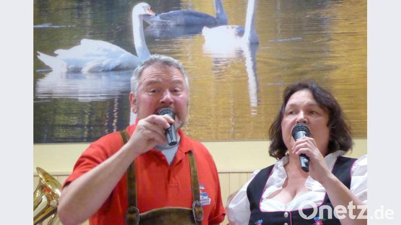 Unterstützung mit Gesang durch Moderatorin Brigitte Beer und Hornist Harald Faltenbacher. Bild: Schönberger, Ferdinand [fsb]