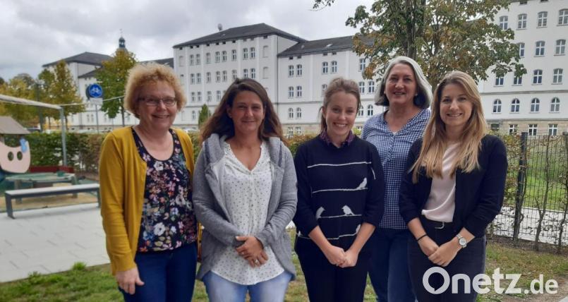 Sie erfüllen die Projekt-Idee in Sachen Medienkompetenz bei den Campus-Kids mit Leben (von links): Brigitte Netta, Anca Kohberger-Reiß, Franziska Koschei, Claudia Huber und Anja Bamberger. Bild: Caritasverband Amberg-Sulzbach/exb