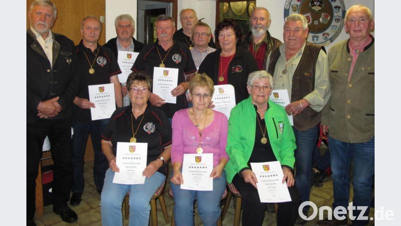Die Gauschützenmeister Dietmar Beyer (links) und Heinrich Fraunholz (rechts) übergaben die Goldmedaillen an die Besten im Aufgelegtschießen. Bild: mdh